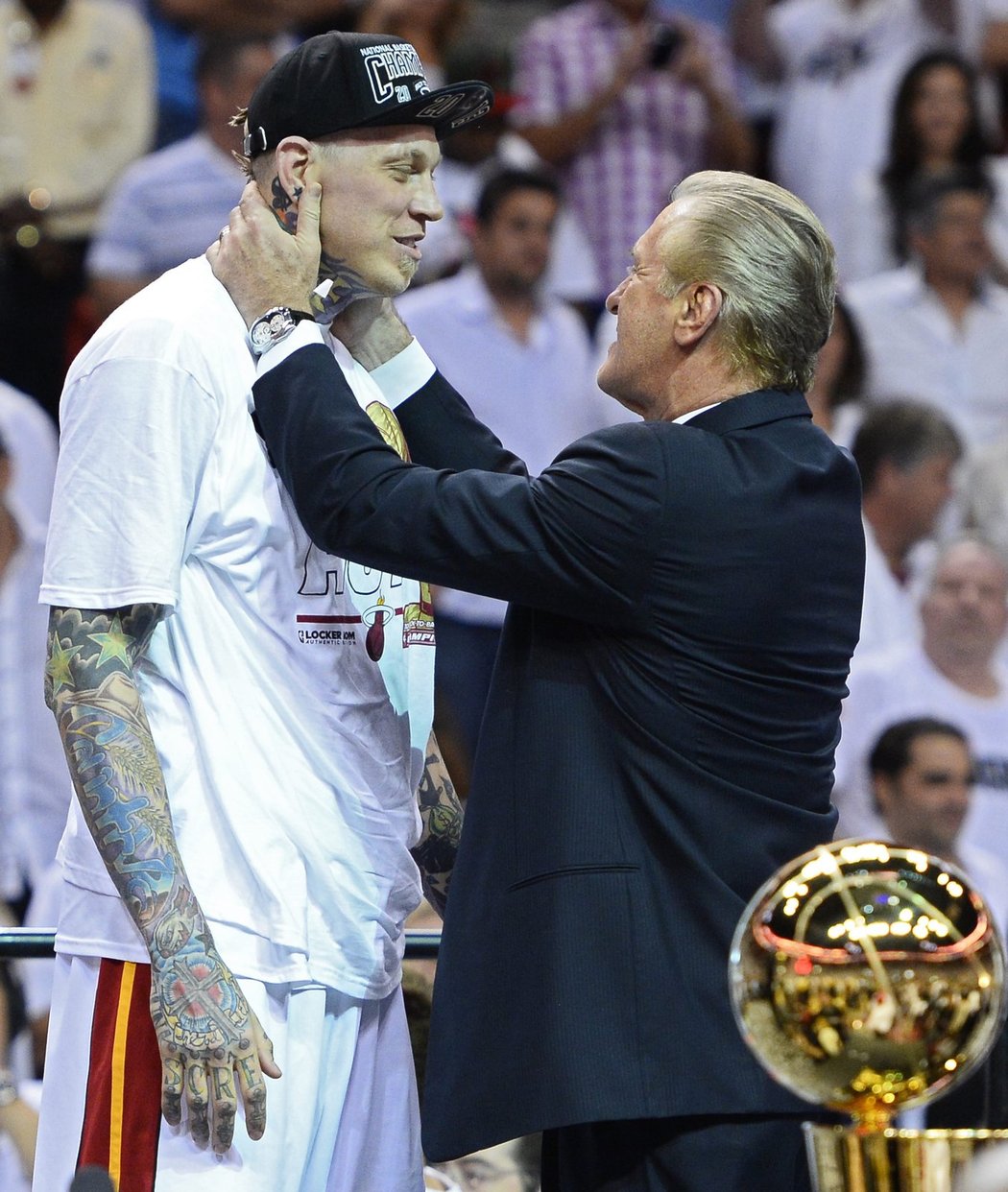 Generální manažer Pat Riley děkuje Chrisi Andersonovi.