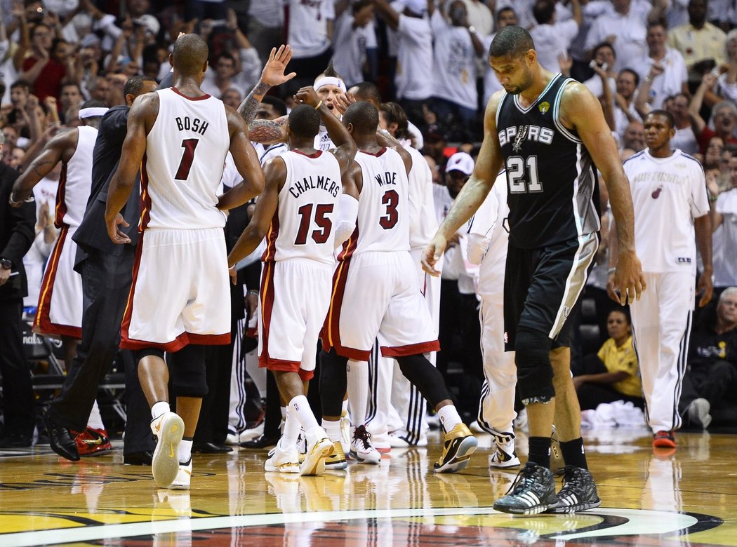 Heat slaví, Tim Duncan ze Spurs smutní.