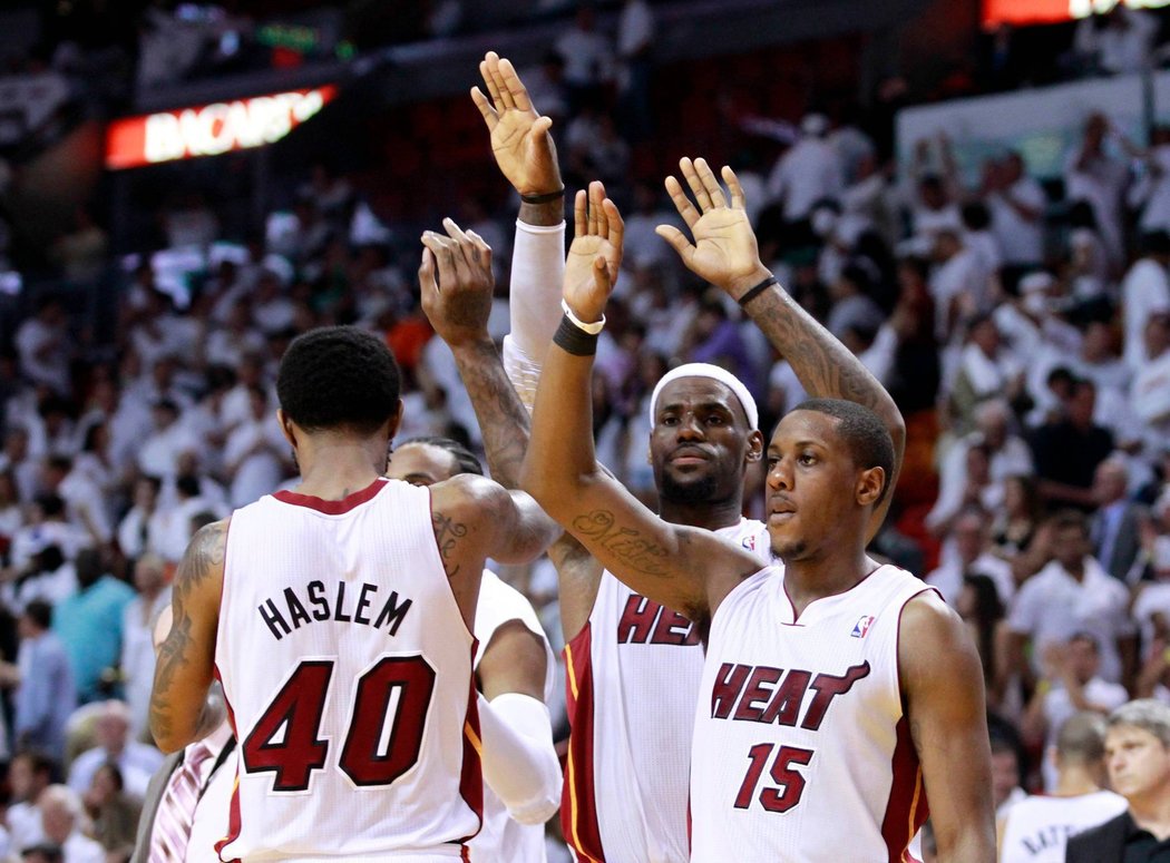 Basketbalisté Miami se radují z koše v prodloužení ve druhém finále NBA proti Bostonu