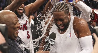 Wade se s kariérou rozloučil triple doublem, Detroit je v play off