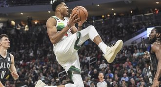 Milwaukee výhrou nad Detroitem uhájilo vedení v NBA před Torontem