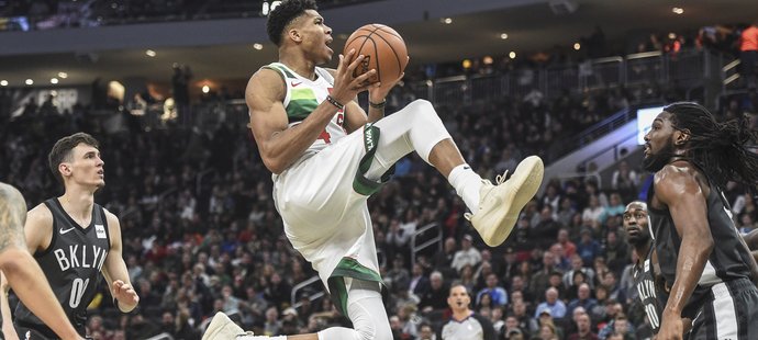 Giannis Antetokounmpo se nezadržitelně žene za košem