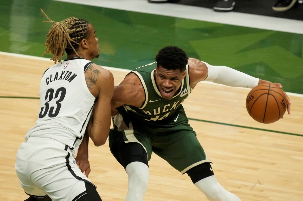 Hvězda Milwaukee s míčem Giannis Antetokounmpo