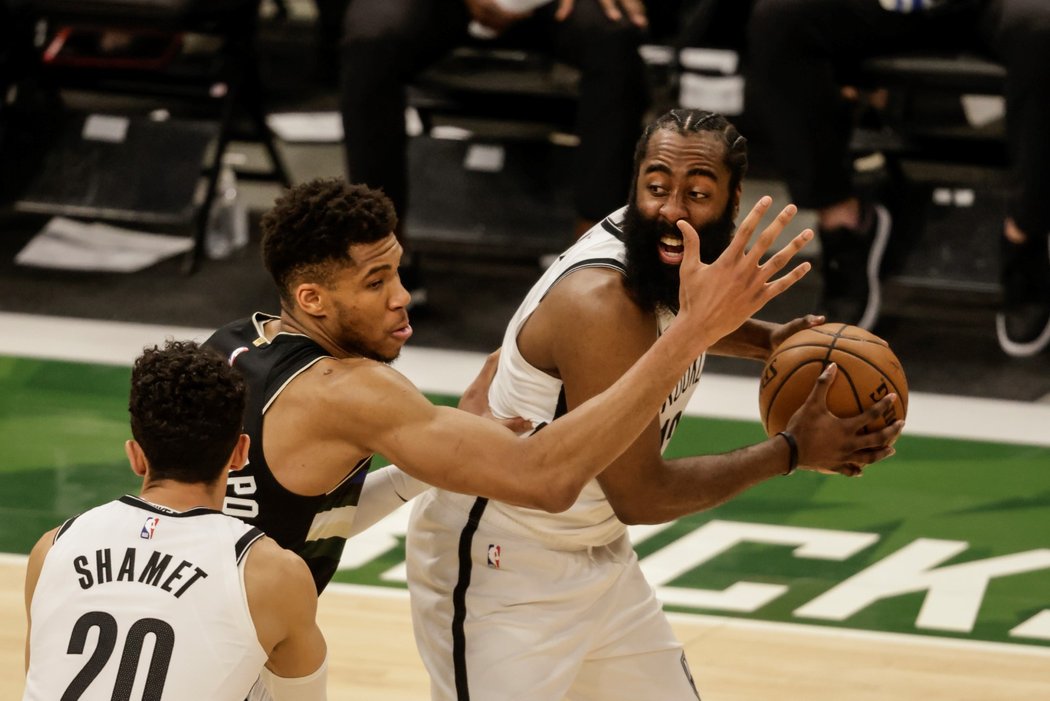 James Harden bráněný Giannisem Antetokounmpem