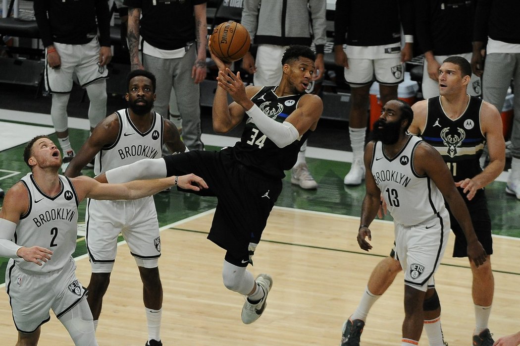 Hvězdný Řek Giannis Antetokounmpo pomohl k výhře 30 body a 17 doskoky