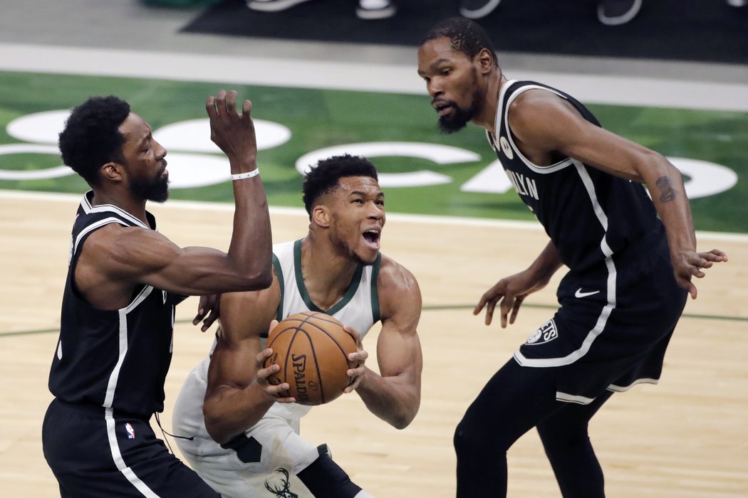 Giannis Antetokounmpo skvělým výkonem srazil Brooklyn