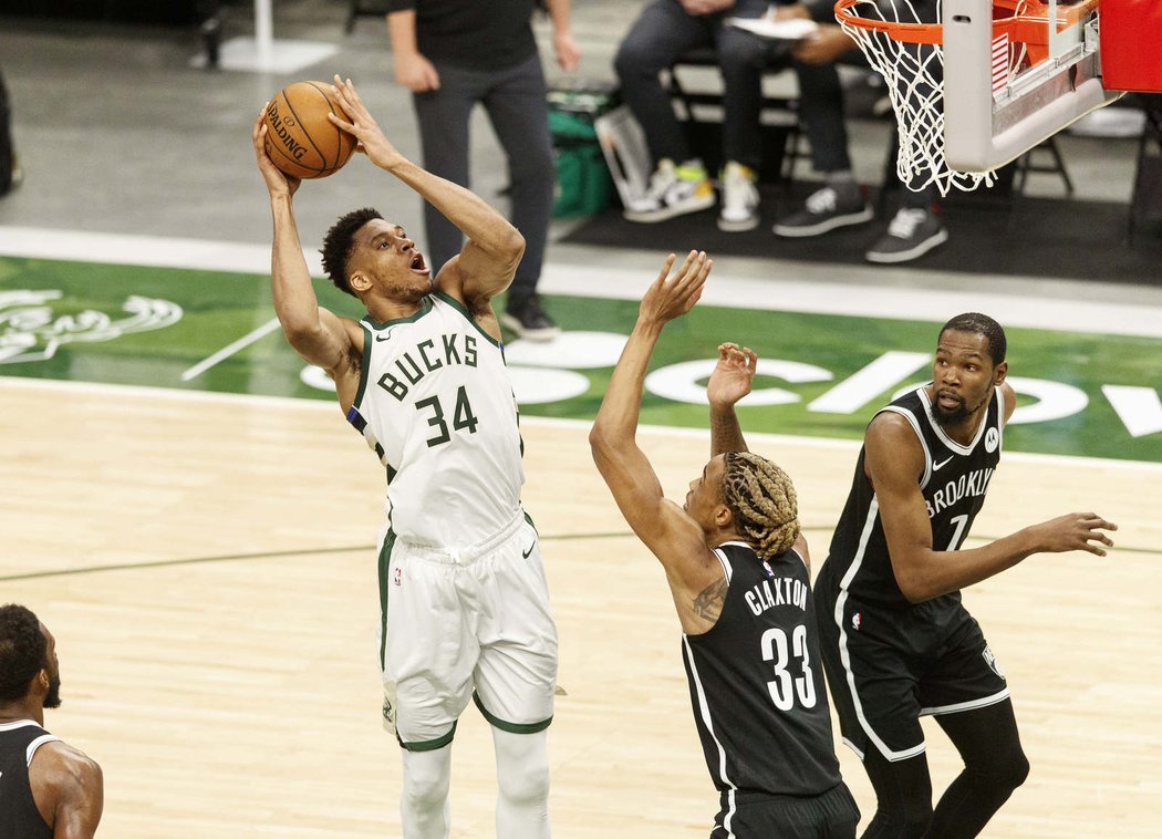 Giannis Antetokounmpo skvělým výkonem srazil Brooklyn