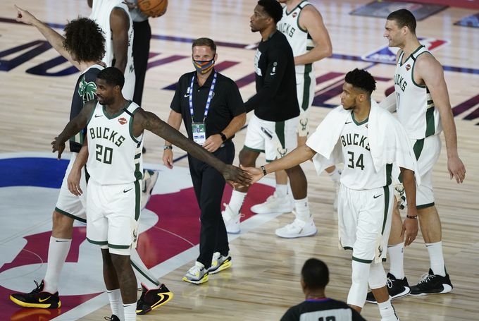Bojkot v NBA. Protest kvůli policejnímu násilí, zápasy jsou odloženy Bojkot v NBA. Protest kvůli policejnímu násilí, zápasy jsou odloženy