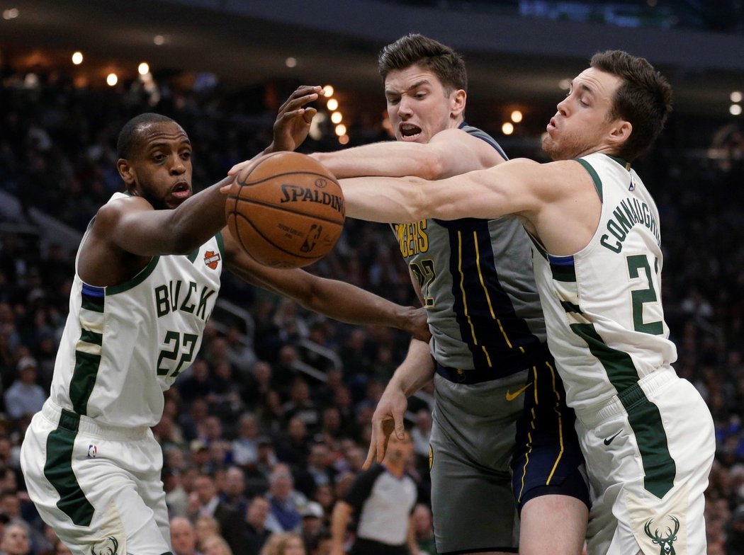 Nejlepší tým sezony basketbalové NBA Milwaukee po dvou venkovních prohrách za sebou před svými fanoušky zabral a ve čtvrtečním utkání porazil 117:98 Indianu