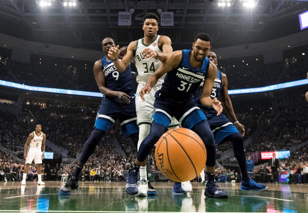 Giannis Antetokounmpo z Milwaukee bojuje o ležící míč s Keitou Bates-Diopem z Minnesoty