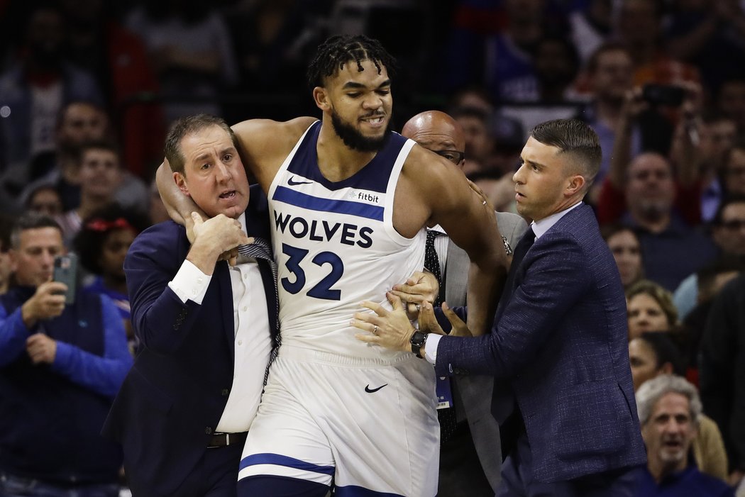 Karl-Anthony Towns se na paluobovce pořádně rozčílil