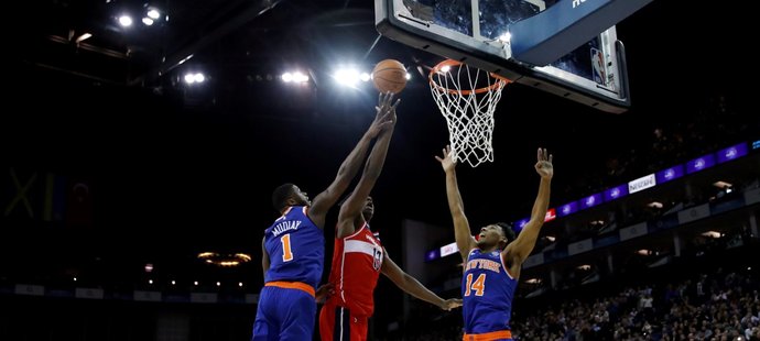 Rozhodující moment utkání: Thomas Bryant z Washingotnu střílí na koš, hráči Knicks míč vyrazili z obroučky a rozhodčí uznali technický koš