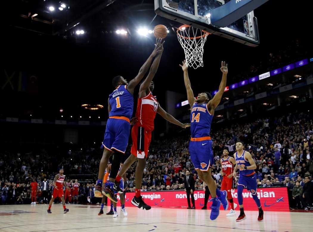 Rozhodující moment utkání: Thomas Bryant z Washingotnu střílí na koš, hráči Knicks míč vyrazili z obroučky a rozhodčí uznali technický koš