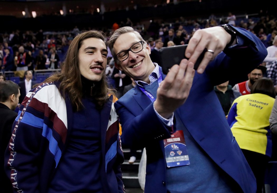 Na utkání NBA v Londýně si našlo cestu i řadu fotbalistů z Premier League včetně obránce Arsenalu Hectora Bellerína