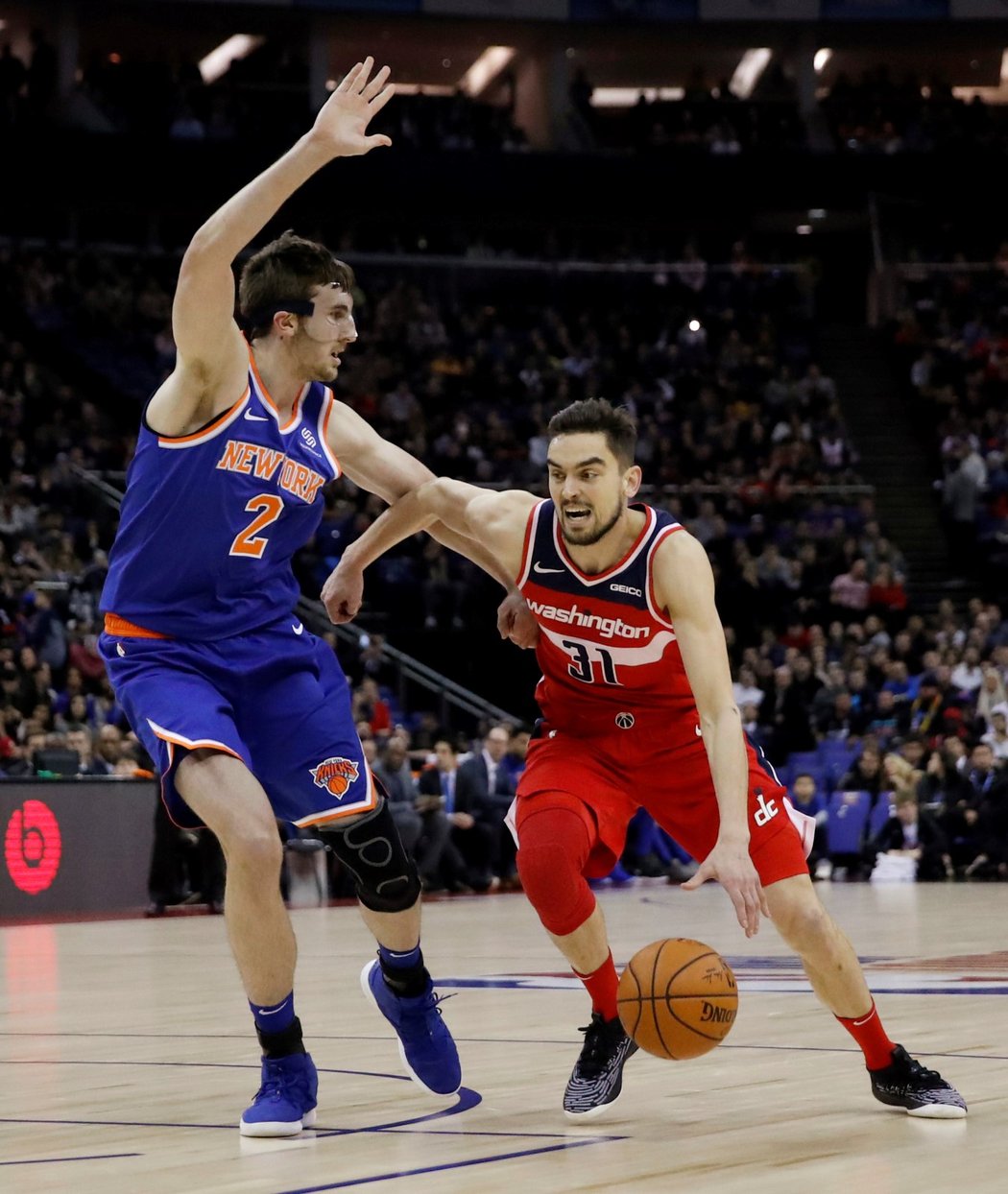 Český rozehrávač Tomáš Satoranský byl v prvním poločase proti New York Knicks hodně aktivní, nasázel 12 bodů
