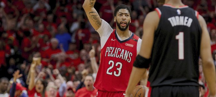 Anthony Davis slaví s Pelicans hladký postup