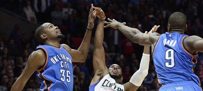 Kevin Durant (vlevo) a Serge Ibaka z Oklahomy blokují poslední pokus Chrise Paula z Clippers