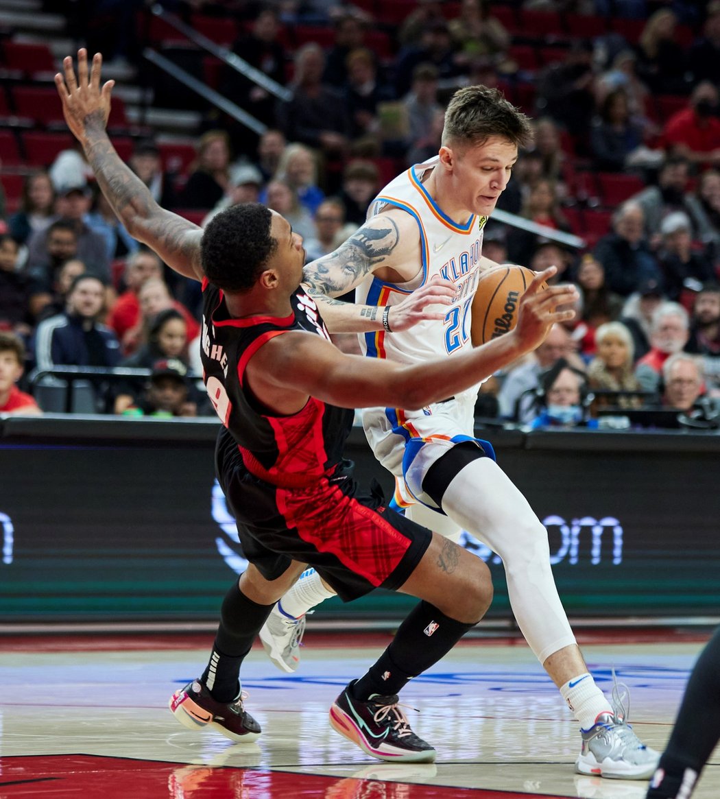 Český Basketbalista Vít Krejčí během utkání Oklahomy s Portlandem