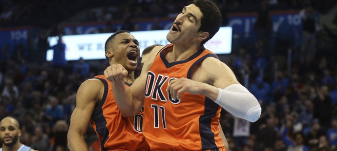 Westbrook s Kanterem měli po zápase dost důvodů k radosti