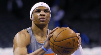 Westbrook se vrátil do sestavy, zářil i s maskou a napodobil Jordana