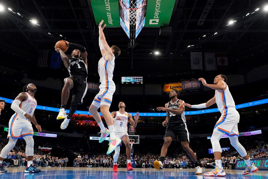 Basketbalisté Oklahoma City vybojovali v NBA třetí vítězství v sezoně, když na domácí palubovce přehráli San Antonio 99:94.