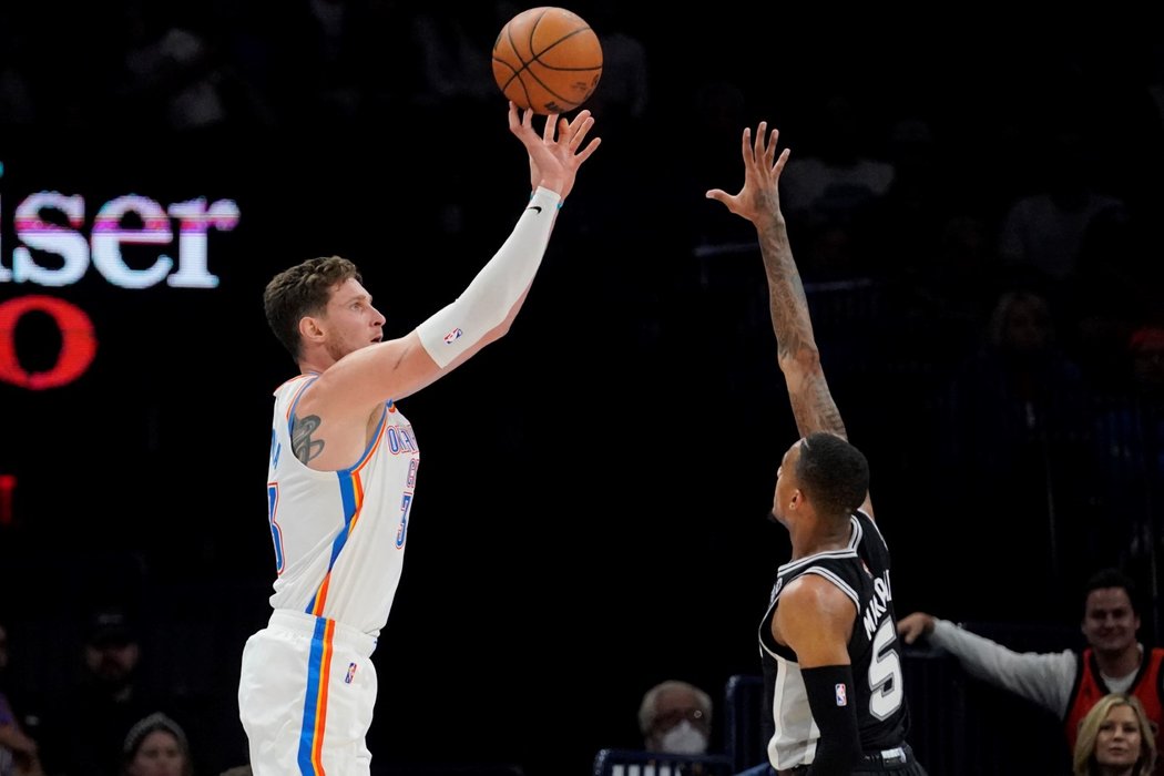 Basketbalisté Oklahoma City vybojovali v NBA třetí vítězství v sezoně, když na domácí palubovce přehráli San Antonio 99:94.