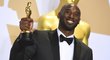 Bývalý basketbalista Kobe Bryant získal Oscara za svůj animovaný film Drahý basketbale