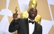 Bývalý basketbalista Kobe Bryant získal Oscara za svůj animovaný film Drahý basketbale