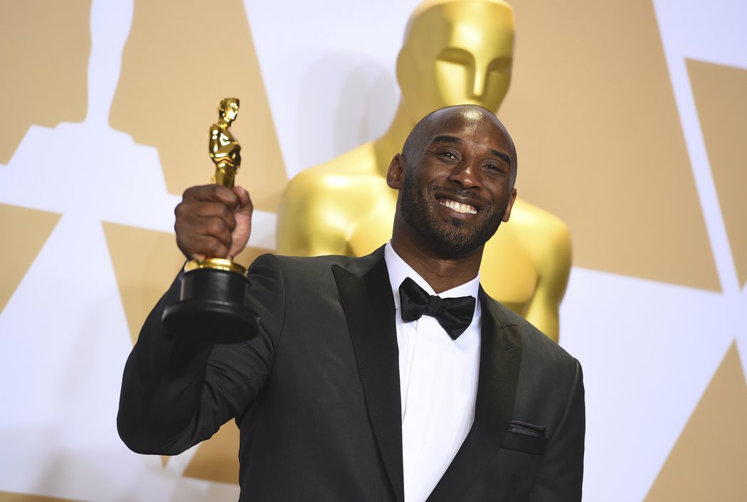 Bývalý basketbalista Kobe Bryant získal Oscara za svůj animovaný film Drahý basketbale