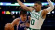 Bostonský basketbalista Jayson Tatum se snaží zastavit Chorvata Daria Šariče z Philadelphie