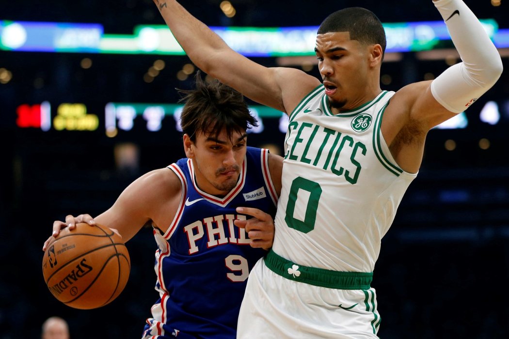 Bostonský basketbalista Jayson Tatum se snaží zastavit Chorvata Daria Šariče z Philadelphie