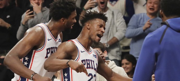 Jimmy Butler právě slaví vítězný zásah