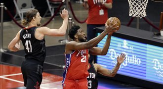 Embiid řídil výhru Philadelphie, nováček Edwards překonával rekordy