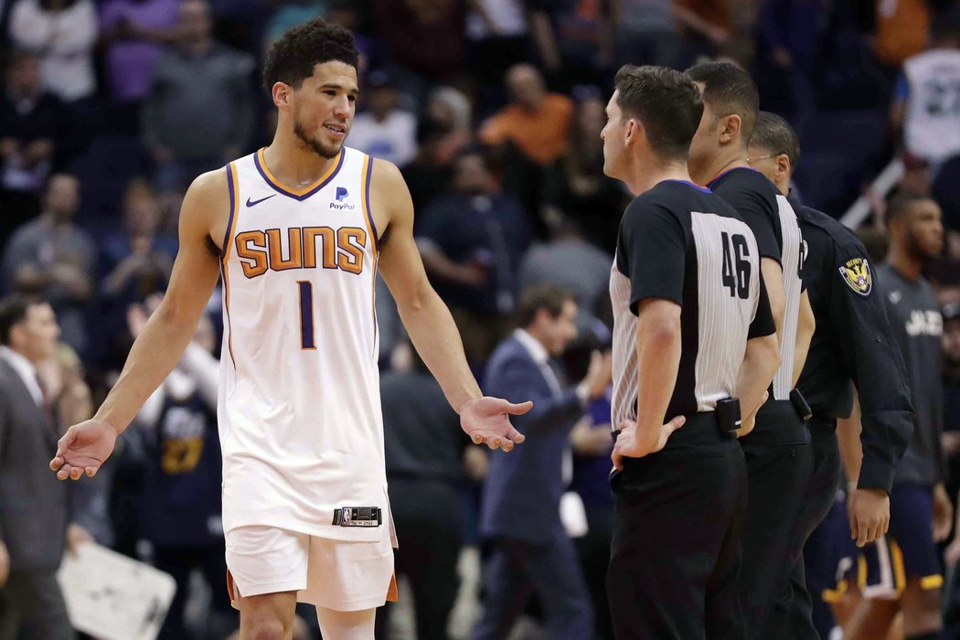 Devin Booker z Phoenixu právě diskutuje se sudími