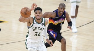 Phoenix ve finále vede už 2:0, Bucks nestačilo 42 bodů Antetokounmpa