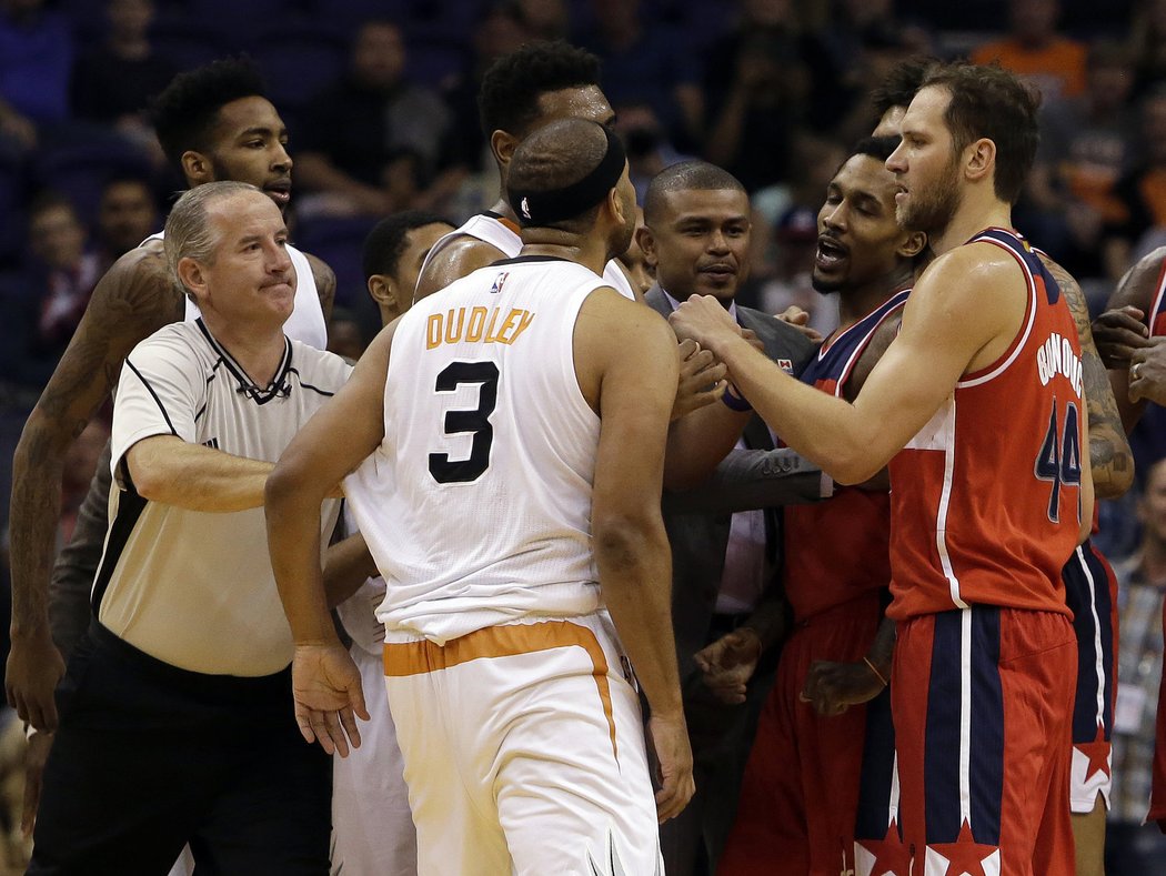 Jared Dudley z Phoenixu se v zápase NBA chytil s washingtonským Brandonem Jenningsem