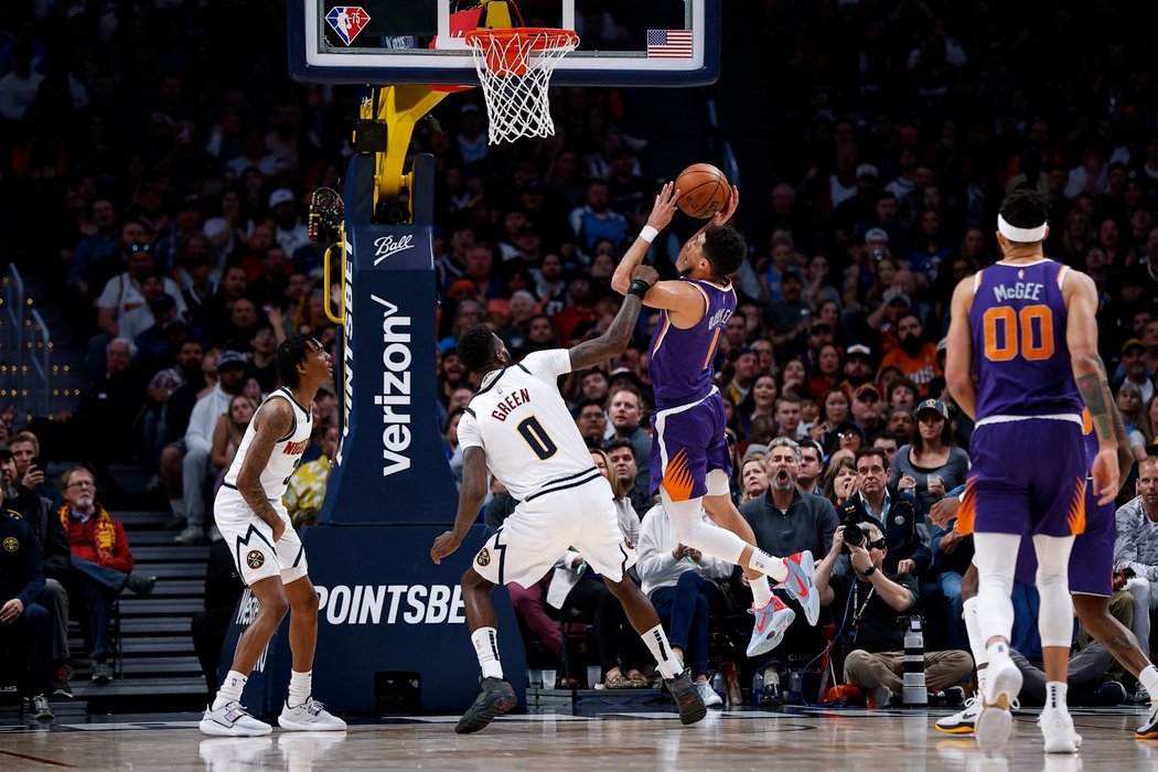 Basketbalisté Phoenixu si zajistili prvenství v základní části NBA.