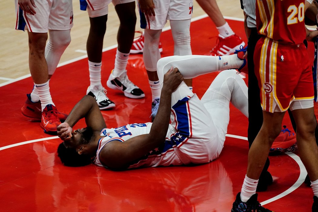 Joel Embiid hraje s poraněnou chrupavkou v koleni, v utkání si lehce poranil kotník, tvrdě spadl na záda, přesto znovu táhl svůj tým