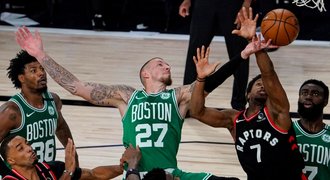 Obhájci z Toronta žijí! Vynutili si sedmý zápas s Celtics, LA blízko postupu