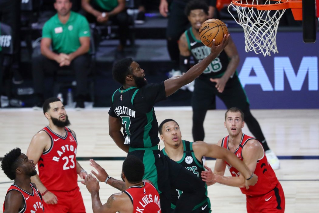 Jaylen Brown přispěl k třetí výhře Bostonu v sérii 27 body