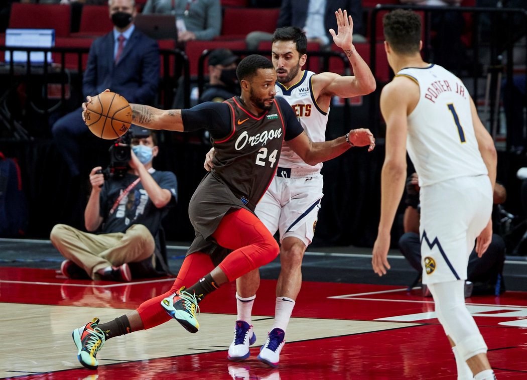 Norman Powell z Portlandu proniká do obrany Denveru