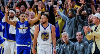 Warriors srovnali finále NBA, táhl je Curry. Boston vyhořel ve třetí čtvrtině