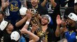 Basketbalisté Golden State již oslavují s trofejí pro vítěze NBA