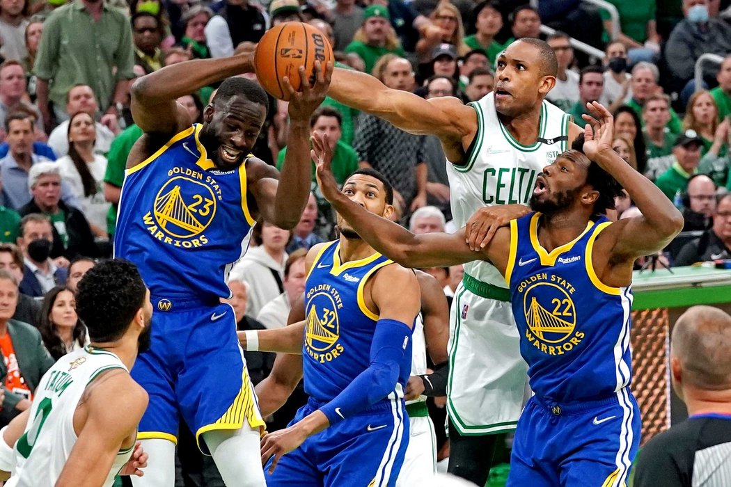 Basketbalisté Golden State dokonali vítězství v sérii s Bostonem a získal sedmý titul v NBA