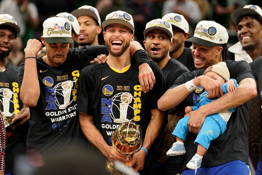 Basketbalisté Golden State si již naplno užívají oslavy sedmého titulu v NBA