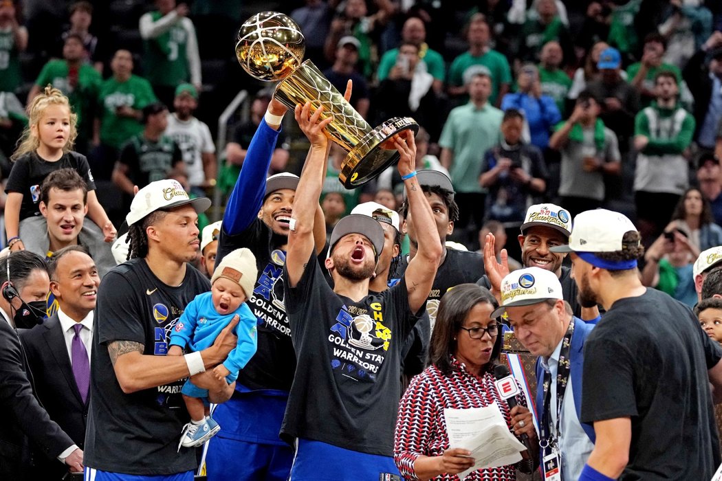 Basketbalisté Golden State slaví triumf v NBA s Larry O´Brien Trophy