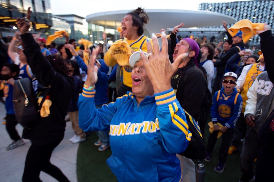 Fanoušci Golden State Warriors v San Franciscu začínají oslavovat titul v NBA