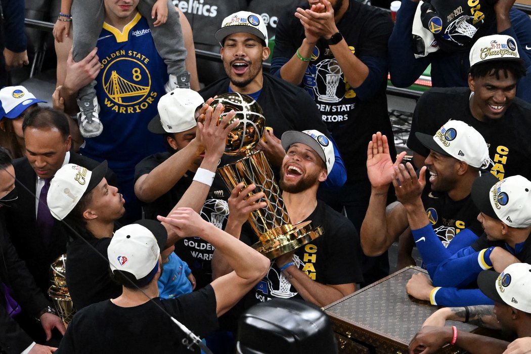 Basketbalisté Golden State již oslavují s trofejí pro vítěze NBA