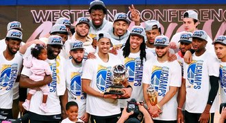 Golden State slaví postup do finále NBA. Curry převzal cenu pro MVP série