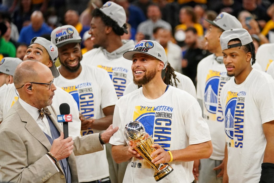 Stephen Curry z Golden State převzal novou trofej pro nejužitečnějšího hráče finále konference